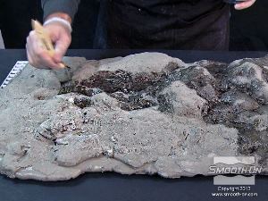 לחיצה להגדלת תמונה מוסיפים מספר שכבות של פוליאוריתן קשיח Smooth-Cast® 327 צבוע כדי ליצור הצללות על קיר הסלע.