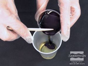 לחיצה להגדלת תמונה מעבירים את הבסיס למיכל ערבוב גדול. מוסיפים לו את המקשה הצבוע של הפוליאורתן Smooth-Cast® 327.