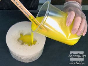 לחיצה להגדלת תמונה יוצקים את הפוליאוריתן Smooth-Cast® 325 לתוך תבנית הסיליקון Dragon Skin בזרם ארוך ודק.