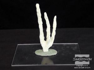 לחיצה להגדלת תמונה על המודל יוצקים סיליקון נוזלי להכנת התבנית ונחימים לו להתמצק לגוש אחד (Block). לאחר מכן יש לחתוך את תבנית הסיליקון בסכין חד, כדי לחלוץ את המודל. יש לסמן את הקו שבו נרצה לחתוך את התבנית כבר בשלב זה, לפני שיוצקים את הסיליקון על המודל.