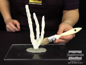 לחיצה להגדלת תמונה מורחים בטפיחה את חומר ההפרדה על המודל. מומלץ לקצוף את הסיבים של המברשת איתה עובדים כדי להקל על התהליך (להפוך אותו לאפקטיבי יותר).