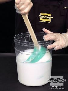 לחיצה להגדלת תמונה מעבירים את הבסיס והמקשה למיכל ערבוב גדול ומערבבים ביסודיות, עד שמתקבל חומר בצבע אחיד.