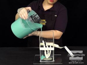 לחיצה להגדלת תמונה שופכים את גומי הסיליקון הנוזלי אל תחתית מסגרת התבנית בזרם ארוך ודק.