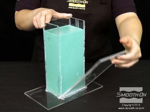 לחיצה להגדלת תמונה לאחר שהסיליקון Mold Star® 15 התמצק במשך 4 שעות, מסירים את לוחות המסגרת .