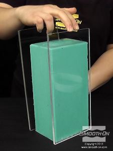 לחיצה להגדלת תמונה כדי לספק תמיכה לתבנית בזמן היציקה, ממקמים חזרה שני לוחות אקריליק על התבנית, כך שילחצו את התפרים בתבנית.