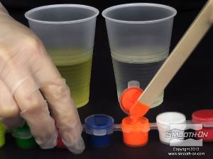 לחיצה להגדלת תמונה מערבבים את הפיגמנט Ignite הכתום, לפני שמוסיפים אותו למקשה.