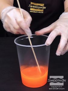 לחיצה להגדלת תמונה מוסיפים למיכל הערבוב גם את הבסיס של הSmooth-Cast® 325 ומערבבים עם המקשה ביסודיות במשך 90 שניות. זמן העבודה של פוליאוריתן Smooth-Cast® 325 הוא 2.5 דקות.