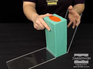 לחיצה להגדלת תמונה מסירים את רצועות התבנית ולוחות האקריליק מתבנית הסיליקון Mold Star 15.