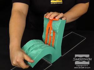 לחיצה להגדלת תמונה סיליקון להכנת תבנית ללא צורך בואקום Mold Star 15 הוא בעל חוזק קריעה טוב ומסוגל להיפתח בקלות.