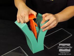 לחיצה להגדלת תמונה חולצים את היציקה תוך נענוע מתבנית הסיליקון Mold Star 15.