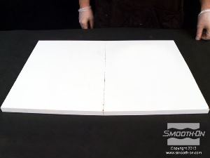 לחיצה להגדלת תמונה מניחים שני לוחות אחד לצד השני ליצירת משטח עבודה אחד. משטח העבודה ישמש כדי להכין תבנית  מ בצק סיליקון Equinox® 40 עם ציר.