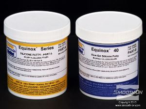 לחיצה להגדלת תמונה כדי להכין את התבנית משתמשים בבצק סיליקון Equinox® 40. יחס הערבוב של החומר הוא 1:1 לפי נפח. מכינים שתי מנות בנפח שווה של בצק סיליקון. משלבים את שתי חתיכות בצק הסיליקון על הלוח כך שיווצר משטח אחיד שיכסה את כל משטח העבודה. 