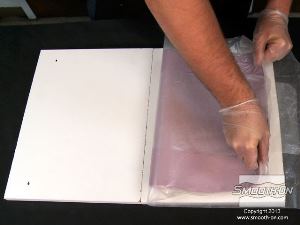 לחיצה להגדלת תמונה המטרה היא לעטוף בעדינות את המודל בתוך תבנית הסיליקון Equinox® 40 המקופלת.