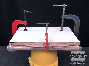 לחיצה להגדלת תמונה מהדקים את המלחציים עד שמגיעים ללחץ אחיד על המשטח. מניחים לתבנית בצק הסיליקון Equinox® 40 להתמצק לגמרי (לפחות 5 שעות).