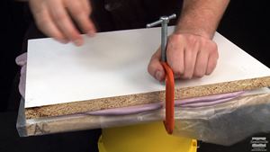 לחיצה להגדלת תמונה לאחר שבצק הסיליקון Equinox® 40 התמצק לגמרי, מסירים את שלושת המלחציים.