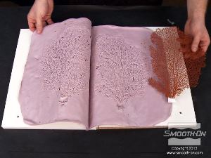 לחיצה להגדלת תמונה לאחר ששני חצאי תבנית הציר מופרדים, אפשר לראות שתבנית ה בצק סיליקון Equinox® 40 העתיקה במדוייק את כל הפרטים המורכבים של המודל המקורי.