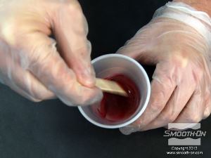 לחיצה להגדלת תמונה מערבבים את הפיגמנט עם המקשה ביסודיות.