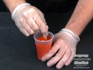 לחיצה להגדלת תמונה מערבבים את המקשה וצבעי הכתום והלבן עד שמתקבלת תערובת בצבע אחיד. מניחים את התערובת בצד.