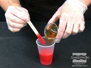 לחיצה להגדלת תמונה מוסיפים למקשה האדום לבן את בסיס הפוליאוריתן Smooth-Cast® 60D ומערבבים ביסודיות.