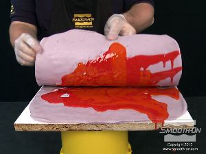 לחיצה להגדלת תמונה סוגרים את התבנית לאט ומניחים לפוליאוריתן Smooth-Cast® 60D לזרום ולמלא את כל רשת ה