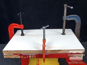 לחיצה להגדלת תמונה התבנית סגורה בעזרת שלושת המלחציים. מכיוון שהיציקה מכילה ורידים קטנים והיא בעלת מסה נמוכה, מניחים לפוליאוריטן Smooth-Cast® 60D להתמצק במשך לפחות 60 דקות.