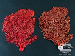 לחיצה להגדלת תמונה יציקת הפוליאוריתן קשיח למחצה Smooth-Cast® 60D בצבע אדום/כתום ליד המודל המקורי. העתק מושלם.