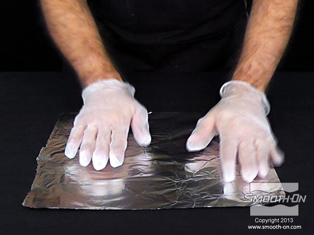 מכסים את משטח העבודה בנייר אלומינים.