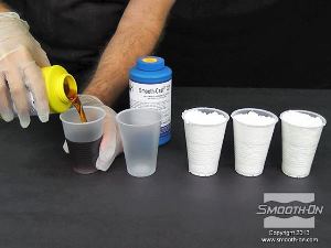 לחיצה להגדלת תמונה מודדים את חלק הבסיס של הפוליאוריתן קשיח ליציקה Smooth-Cast® 321.