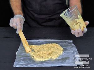 לחיצה להגדלת תמונה מורחים את תערובת הפוליאוריתן/פילר נייר האלומינים ויוצרים בערך את הצורה הרצוייה של היציקה הסופית.