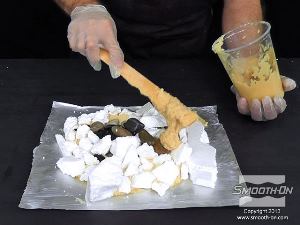 לחיצה להגדלת תמונה מכינים מנה נוספת של פוליאוריתן קשיח Smooth-Cast® 321 בתוספת פילר Ure-Fil 11 ומורחים על חלוקי הנחל והקלקר.