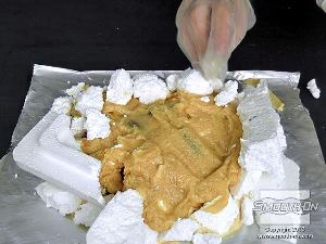 לחיצה להגדלת תמונה מטביעים בתערובת השרף/פילר עוד חתיכות אקראיות של קלקר.