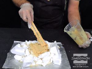 לחיצה להגדלת תמונה מכינים מנה נוספת ואחרונה של פוליאוריתן Smooth-Cast® 321 בתוספת פילר Ure-Fil 11 ומורחים על האזור המרכזי כדי לתת לו עוד נפח.