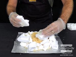 לחיצה להגדלת תמונה מכסים את תערובת הפוליאוריטן Smooth-Cast® 321 והפילר בעוד חתיכות קלקר, באופן אקראי.