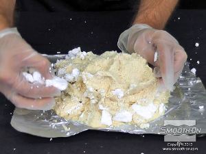 לחיצה להגדלת תמונה שוברים ומסירים כמה קלקר שניתן מהפוליאוריתן Smooth-Cast® 321 המוצק. בשלב זה כבר אפשר לראות את המרקם דמוי הסלע החי שהוטבע בשרף. שומרים את הקלקר כדי להכין סלעים חיים נוספים.