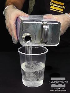 לחיצה להגדלת תמונה שופכים את האצטון לכוס עמידה בממסים.