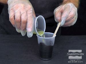 לחיצה להגדלת תמונה שופכים לתערובת המקשה והפיגמנט את בסיס הפוליאוריתן Smooth-Cast® 325. זמן העבודה של החומר הוא בערך 2.5 דקות.