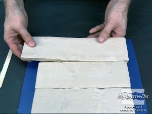 לחיצה להגדלת תמונה ממשיכים לבנות את עובי מיטת החימר עד שהיא גבוהה מספיק בשביל ליצור את חצי התבנית הראשון. למעשה מכנים את קו החלוקה.