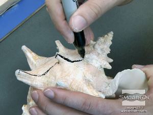 לחיצה להגדלת תמונה מסמנים את קו ההפרדה שיפריד בין שני חצאי התבנית (מתככנים את מיקומו מראש כך שלא תיווצר נעילה מכאנית של המודל בתבנית).