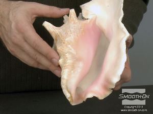 לחיצה להגדלת תמונה צריך לסתום את החלל הגדול בקונכייה לפני שיוצרים את התבנית, אחרת הסיליקון הנוזלי יזרום פנימה ולא יהיה אפשר לחלוץ את המודל מהתבנית (נעילה מכאנית).