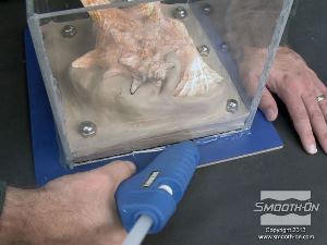 לחיצה להגדלת תמונה מדביקים את לוחות המסגרת לבסיס בעזרת דבק חם.