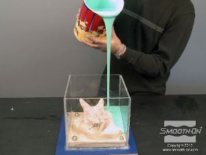 לחיצה להגדלת תמונה יוצקים את הסיליקון למסגרת התבנית בזרם ארוך ודק כדי למנוע לכידה של בועות אוויר.