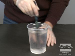 לחיצה להגדלת תמונה מערבבים את מרכיבי הפוליאורטן שקוף כמו מים Crystal Clear®200 ביסודיות.