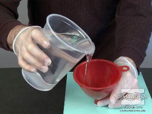 לחיצה להגדלת תמונה יוצקים אל המשפך את הפוליאוריתן השקוף Crystal Clear®200.