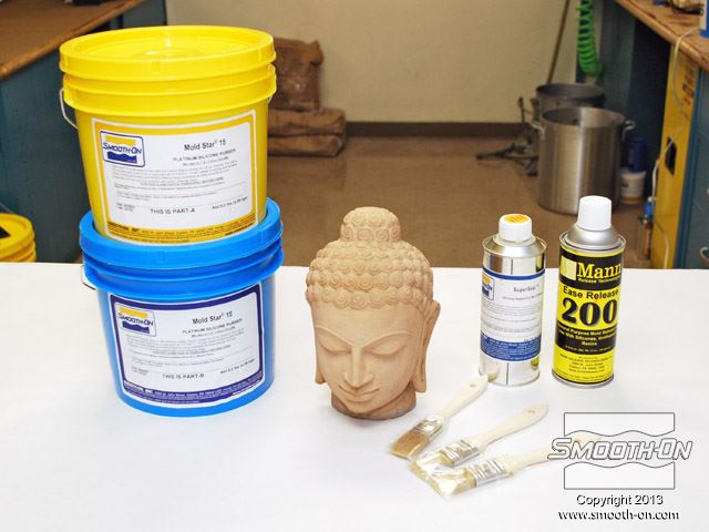  סיליקון ליציקה מסדרת Mold Star® הוא סיליקון בשור Shore 15A, על בסיס פלטינום וביחס ערבוב 1A:1B לפי נפח, ללא צורך במשקל. המודל להעתקה הוא פסל מאבן, אותו יש להכין לפני הכנת התבנית.