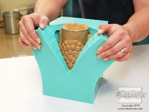 לחיצה להגדלת תמונה ממשיכיום לחתוך תפר באחורי התבנית עד שניתן להוציא את המודל בקלות.