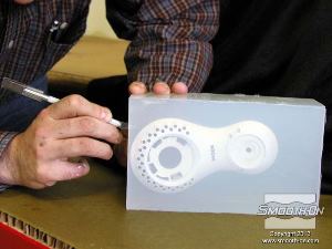 לחיצה להגדלת תמונה מוציאים בזהירות את המודל המקורי מ תבנית סיליקון שקוף Sorta Clear® 40 בעזרת סכין.