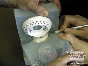 לחיצה להגדלת תמונה חותכים את התבנית עד שניתן לחלוץ את המודל.