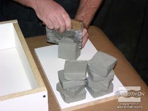 לחיצה להגדלת תמונה כדי להגביה את המודל משתמשים בחתיכות חימר נטול גופרית בעובי 1 ס