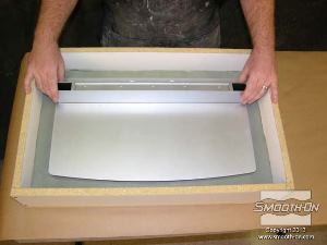 לחיצה להגדלת תמונה מניחים את המודל המקורי על מיטת החימר.