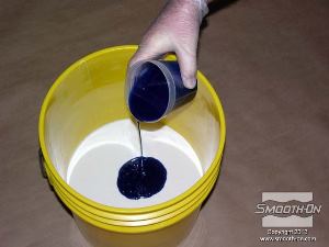 לחיצה להגדלת תמונה משלבים את החלקים במיכל הערבוב.